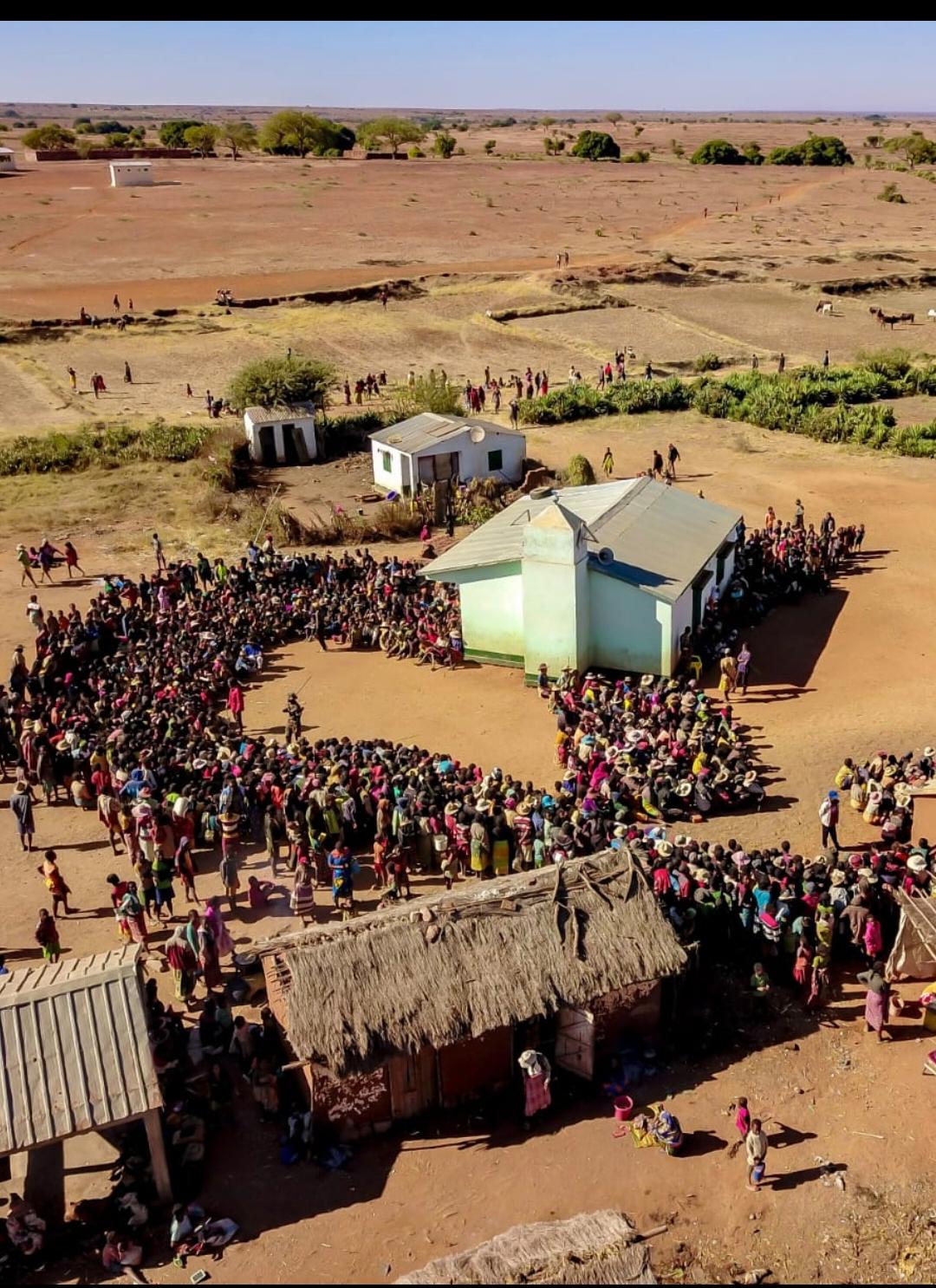 Vue aérienne d'un village reculé de Madagascar lors de la distribution