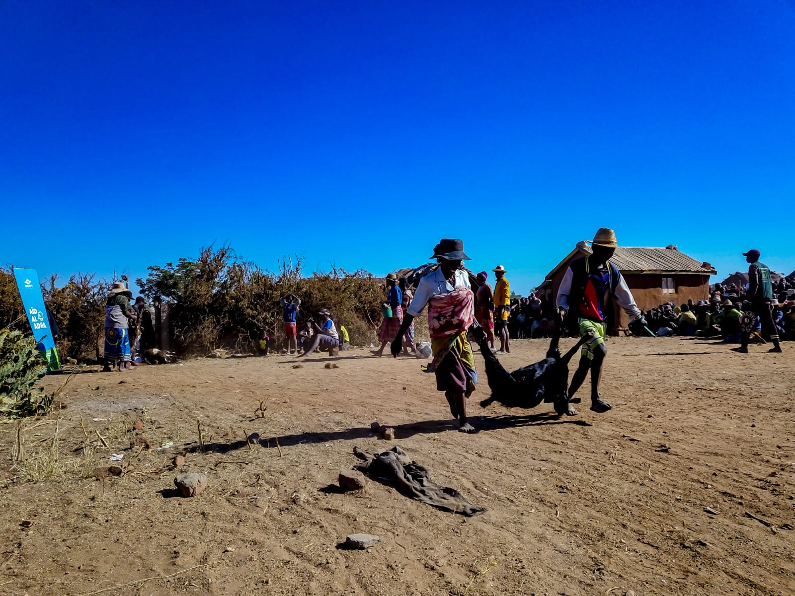 Distribution de la viande de l'Aïd aux habitants du village