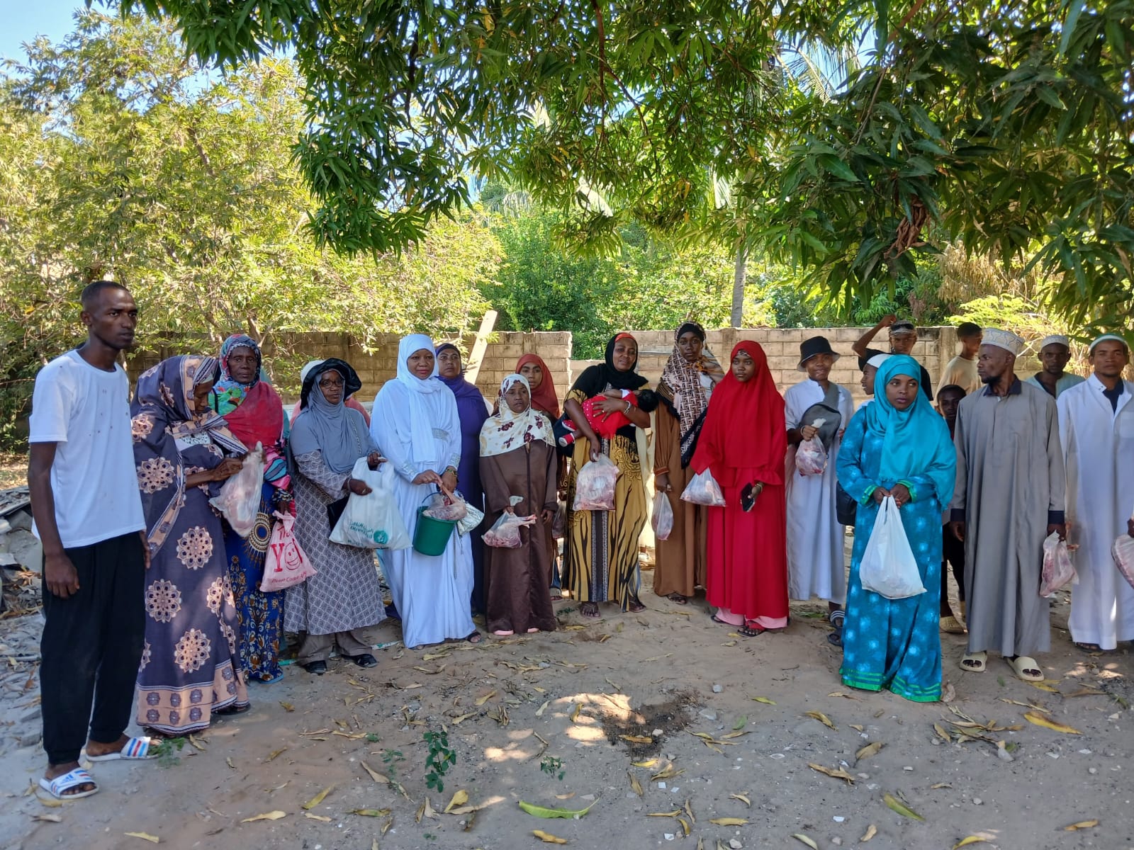 Des femmes du village reçoivent leur part de viande de l'Aïd à Madagascar